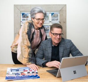 Frits en team achter computer in Schagen